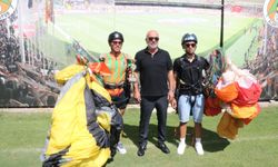 Dünya üçüncülüğü kupası ile Alanyaspor tesislerine paraşütle indi