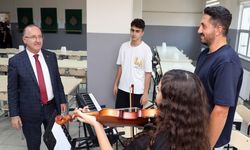 Öğrencilerle sıraya girip karavana yedi! Milli Eğitim Müdürü işi sıkı tutuyor
