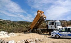 Kuşadası'nda kaçak moloz döken sürücüye suçüstü