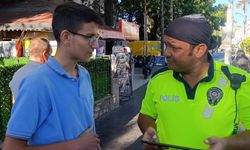 Kargo şubesinden ehliyeti aldı! Sevincini kapı önündeki trafik polisiyle paylaştı