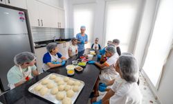 Mersin'de minik şefler yemek yapmayı öğreniyor