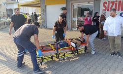 Motosiklet, sürücü ve kaskı metrelerce savruldu