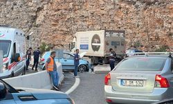 Muğla’da direksiyon hakimiyetini kaybederek bariyerlere çarptı