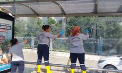 Kemer’de otobüs durakları temizleniyor