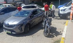Otomobille çarpışan motosiklet sürücüsü genç kız kafasındaki kask sayesinde kazayı hafif atlattı