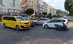Ticari taksiyle çarpışan motosiklet savrulup başka bir otomobile çarptı