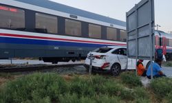 Aydın’da tren otomobile çarptı