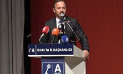 Anahtar Parti Genel Başkanı Ağıralioğlu, kürsüde depreme yakalandı