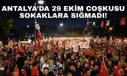 Antalya’da 29 Ekim coşkusu sokaklara sığmadı... Antalyalılar fener alayına akın etti