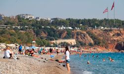 Türkiye kışı yaşarken, Antalya deniz keyfi yapıyor