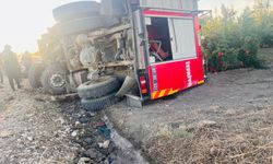 Antalya'da yangına giden itfaiye aracı devrildi
