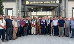 İsrail’in gözaltına aldığı Antalyalı aktivistlere havalimanında coşkulu karşılama!
