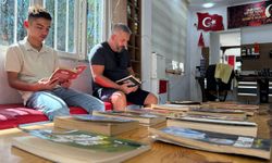 Bu berber dükkanı diğerlerinden farklı… Bekleme süresinde müşteriler kitap okuyor
