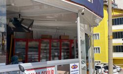 Camını kırıp girdiği markette çilingir sofrasını kurup bir saat alem yaptı