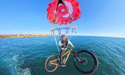 Deniz paraşütüne bağladığı bisikletiyle gökyüzünde pedal çevirdi