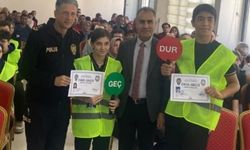 Ereğli’de okul geçit görevlisi öğrenciler yeleklerini giydi