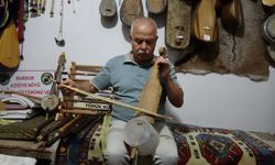 Eskiciler ve hurdacılardan topladığı yüzlerce sazla koleksiyon yapıyor