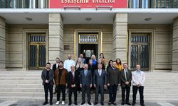 Eskişehir Valisi Hüseyin Aksoy gazetecilerinlarını teslim etti