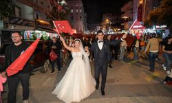 Düğün öncesi gelinlik ve damatlıkla fener alayına katıldılar