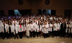 Genç hekim adayları beyaz önlüklerini giydi