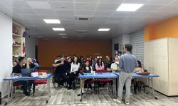 Gönüllü gençler tiyatro sahnesi için kolları sıvadı