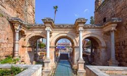 Antalya'nın simgesi Hadrian Kapısı'nda restorasyon krizi... Milyonlarca turist yok sayıldı!