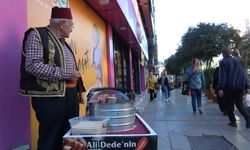 Isparta'da 11 yaşında başladığı mesleğinde 65 yıldır sokaklarda