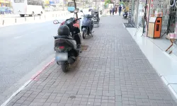 Muratpaşa'da motorcular kaldırımları yola döndürdü! Yayalardan belediyeye 'Kaldırım' çağrısı