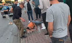 Otomobile çarpan motosiklet sürücüsü havada takla atıp yere düştü