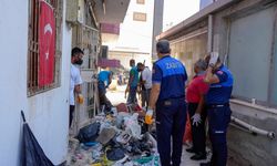 Akıllara durgunluk veren manzara… Çöp evden 28 ton çöp çıktı
