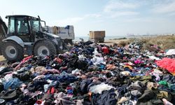Mersin sahilinde tepki çeken görüntü! Tonlarca tekstil atığı sahile döküldü