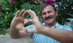 Uçağa valizleri yüklerken sempatik tavırlarıyla meşhur oldu