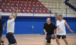 Konyaaltı’na kazandırılan yeni tesisin ilk maçında Başkan Kotan yer aldı
