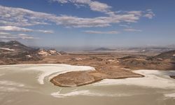 2 yıl önceye kadar flamingoları ağırlayan gölde şimdi sadece ayak izleri kaldı