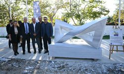 Kuşadası’nda 30 ton mermer "adalet" temasıyla yontuldu