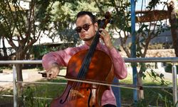 Görme engelli müzik öğretmeninden hastalara ‘ritim ve şarkılı terapi’