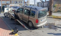 Antalya'da palmiye ağacına çarpan aracın sürücüsü yaralandı