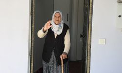 Depremde evi yıkılıp yapıldı 90 yaşındaki Fatma nine yeni evine yerleşmenin mutluluğunu yaşadı