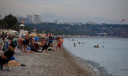 Antalya'da kasım ayında denize girmenin keyfini çıkardılar