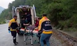 Antalya'da yağış nedeniyle kayganlaşan yolda otomobil takla attı