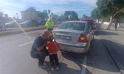 Babasının arabasını gören küçük çocuk gözyaşlarına boğuldu