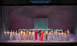 Bir yaz gecesi rüyası büyülemeye devam ediyor