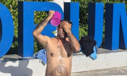 Bodrum'da ilginç susuzluk eylemi: Meydanda duş aldı