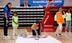 Büyükşehir kız çocuklarını floor curling sporu ile tanıştırdı