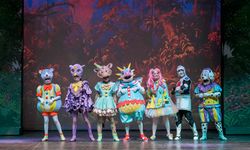 ‘Dino Ormanı’ ile miniklerin neşeli sesleri sahneyi doldurdu