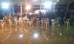 Düğünü su basınca, paçalarını sıvayıp oynamaya devam ettiler