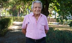 Emekli müzik öğretmeni, ünlü isimlerle biriktirdiği anılarını kitaplaştırıyor