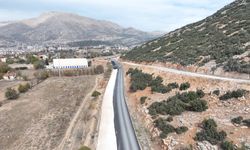 Elmalı Toptancı Hal yoluna sıcak asfalt