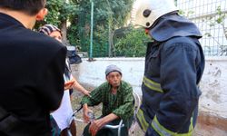 Evde çıkan yangında yaşlı çiftin yardımına komşuları koştu