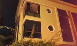 Evde yakılan mumlar binada paniğe neden oldu